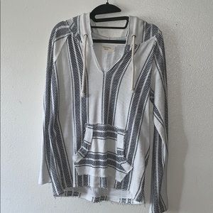 B&W Beachy Pullover